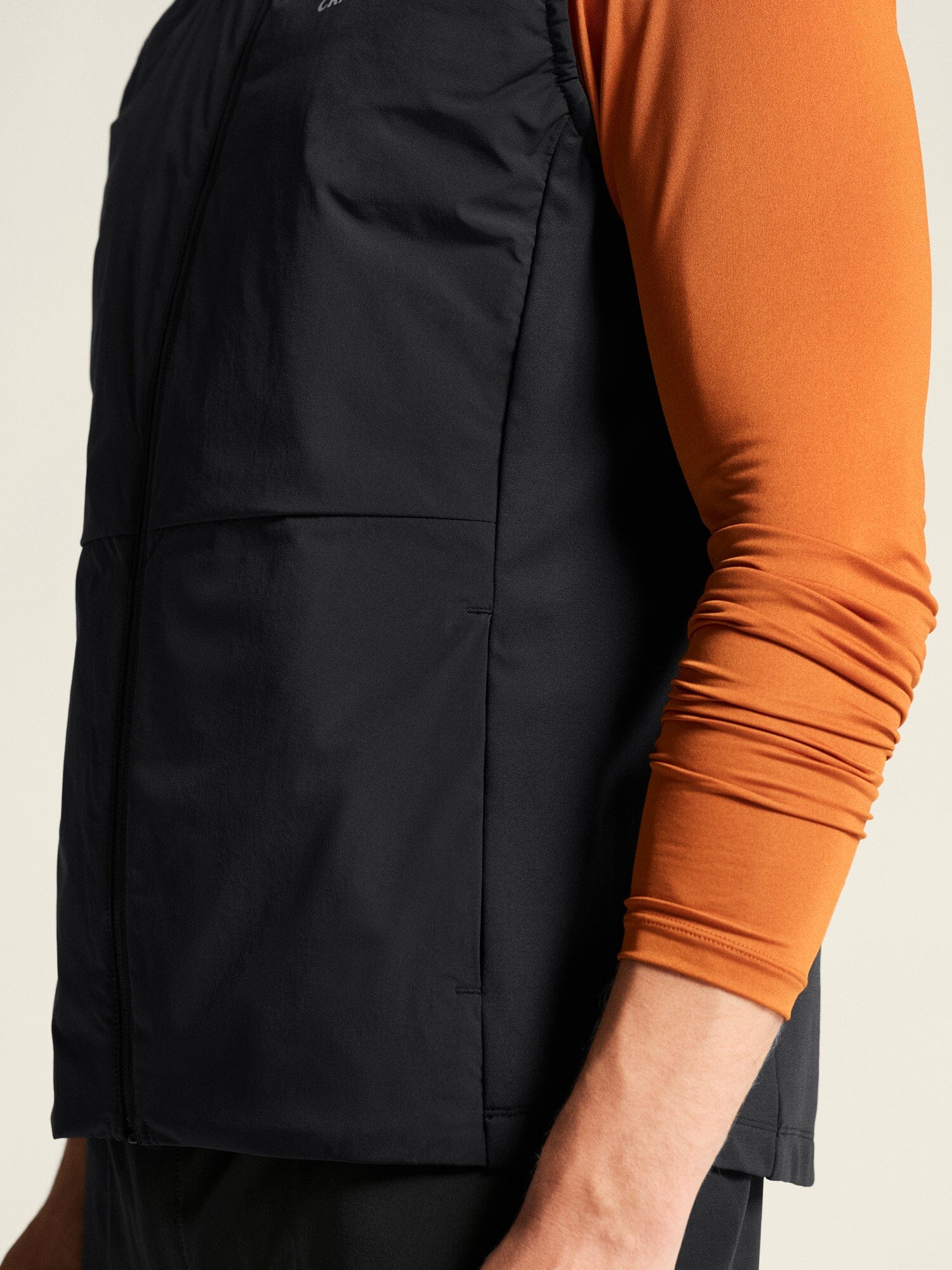 Men's ADV Essence Warm Running Vest 2 - Black - Image 4