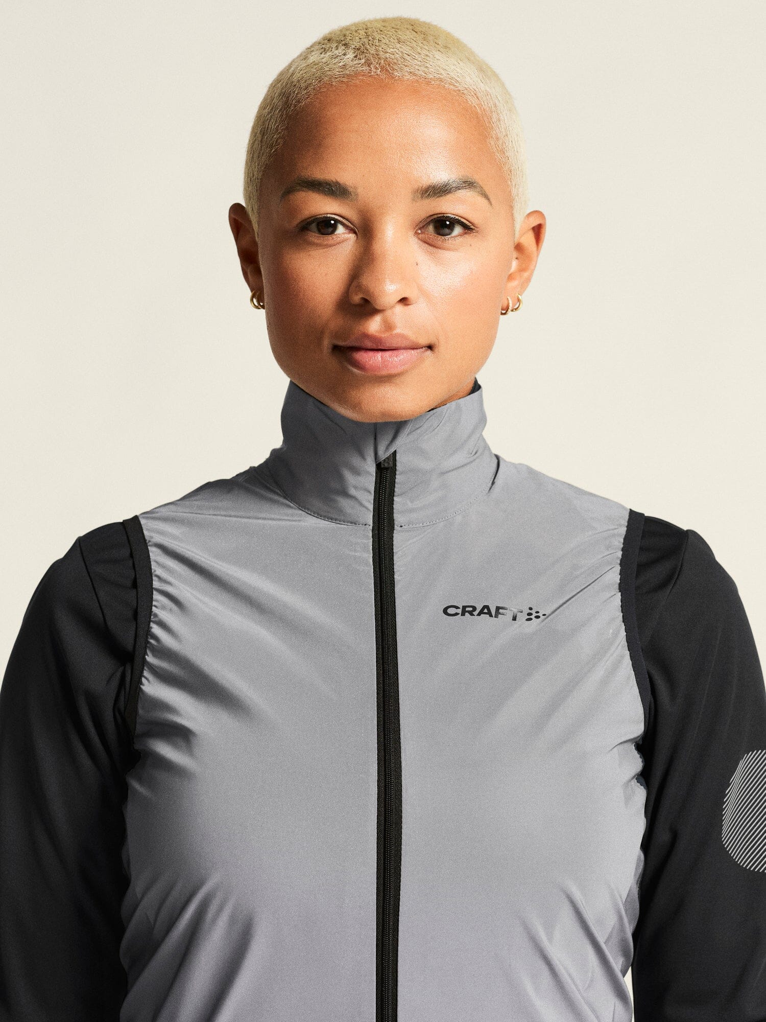 Women's Adv Essence Lumen Wind Vest - Silver Reflective/Black - Image 3