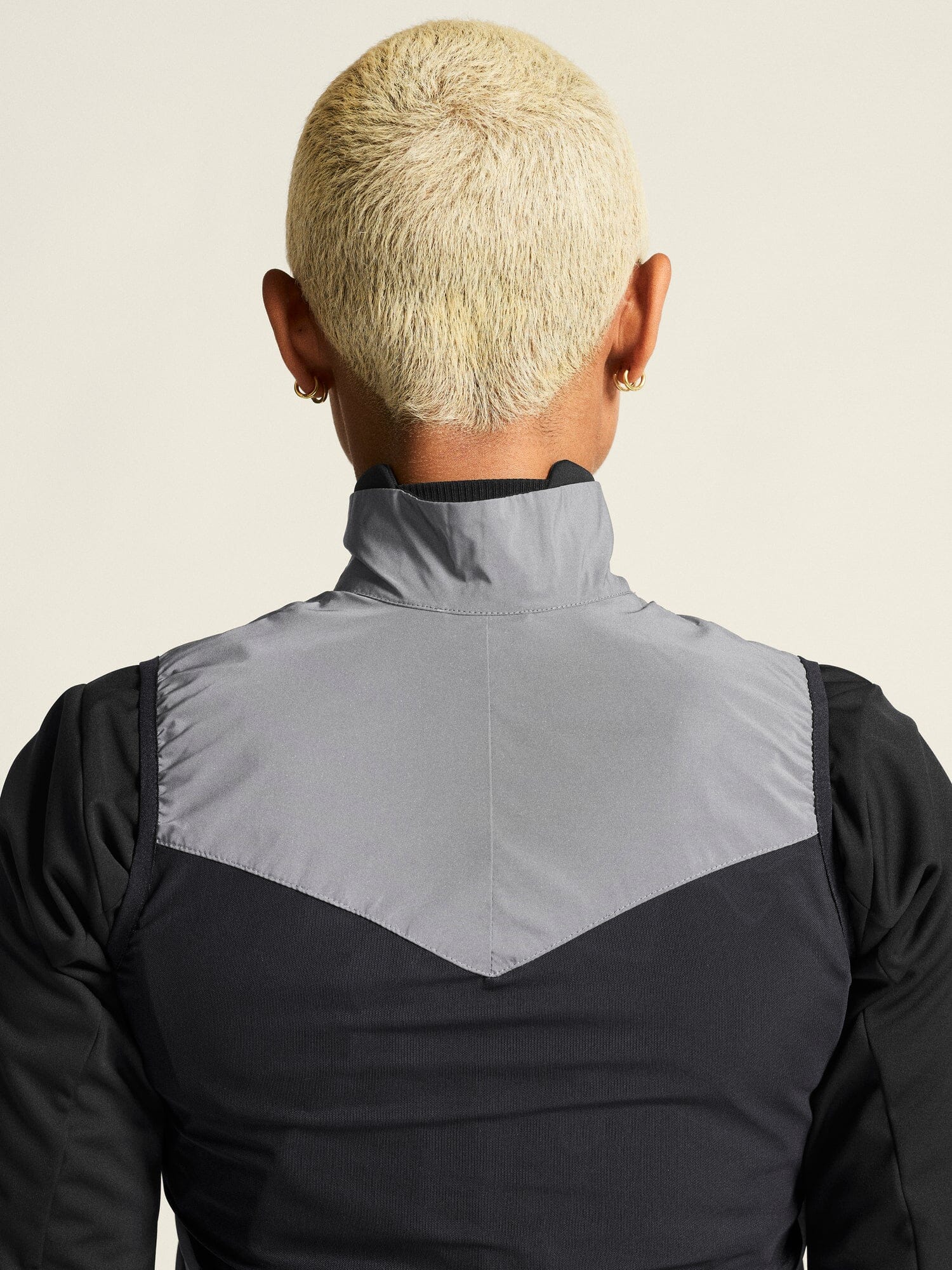 Women's Adv Essence Lumen Wind Vest - Silver Reflective/Black - Image 4